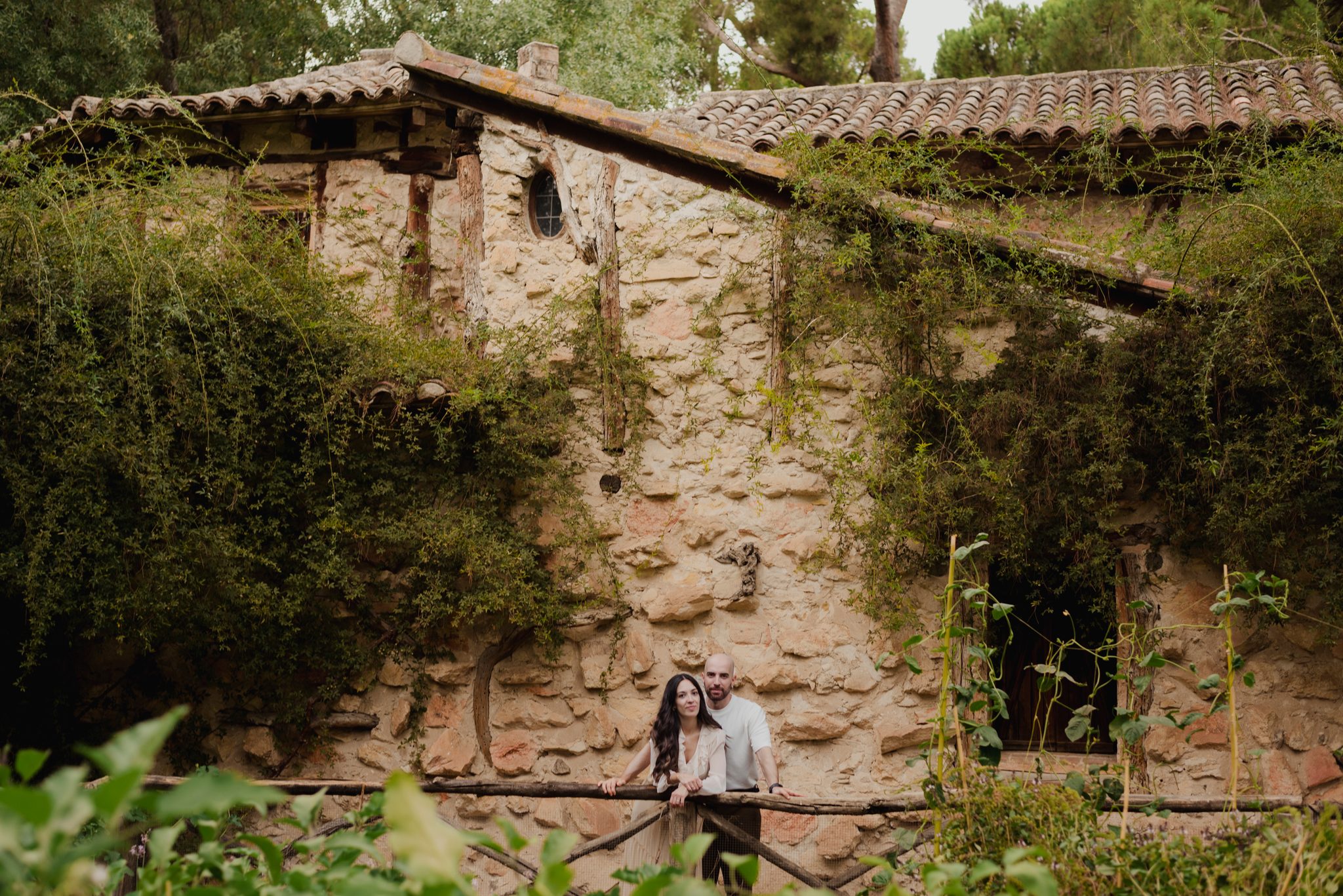 Lucía y Ricardo en la casa de piedra