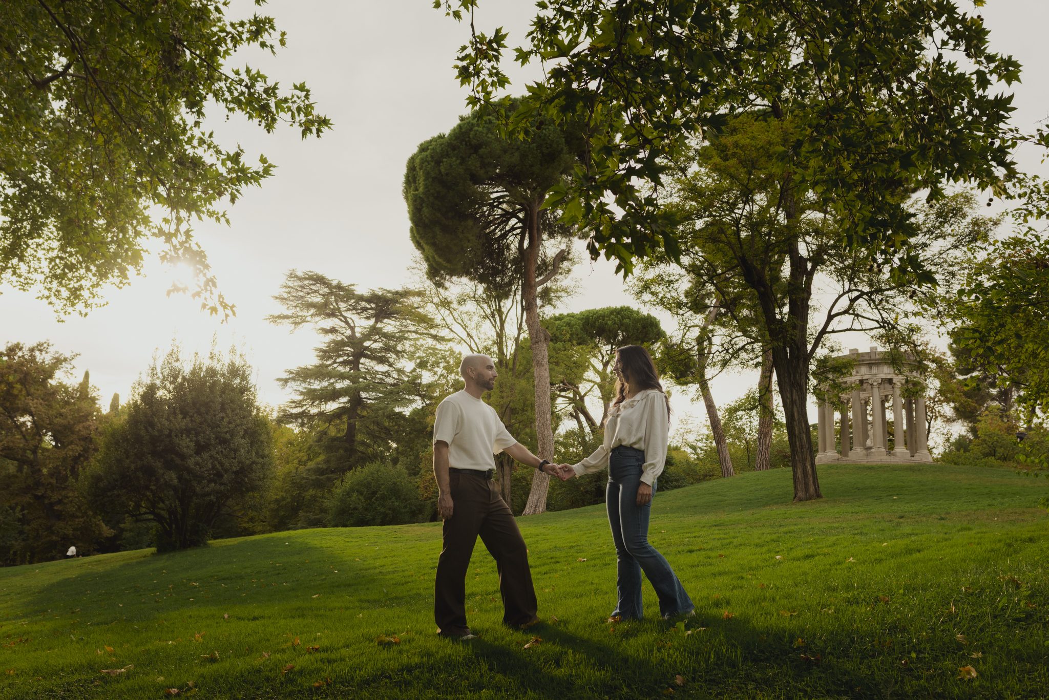 Lucía y Ricardo en el parque de El Capricho