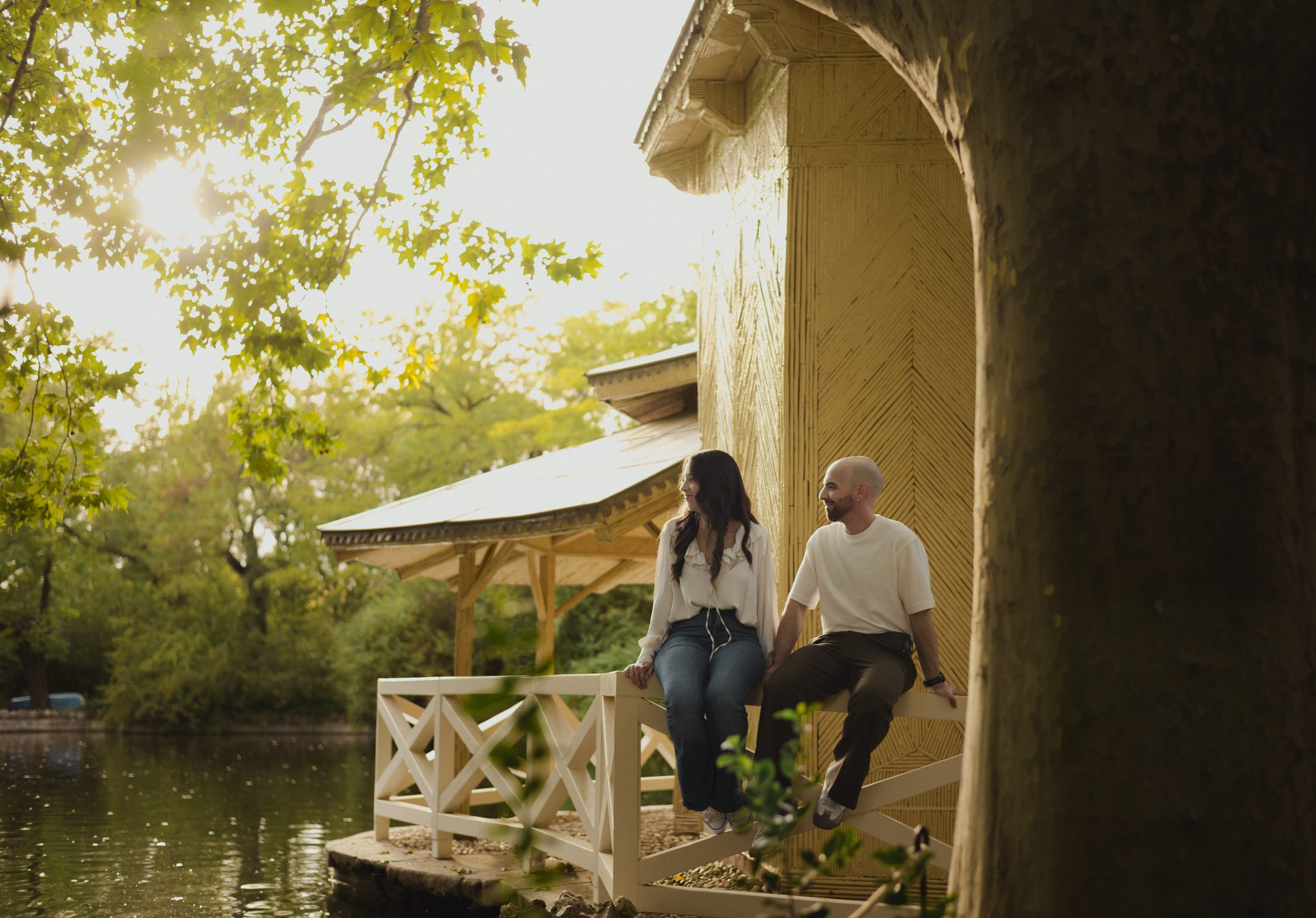 Lucía y Ricardo sentados en el cenador junto al lago